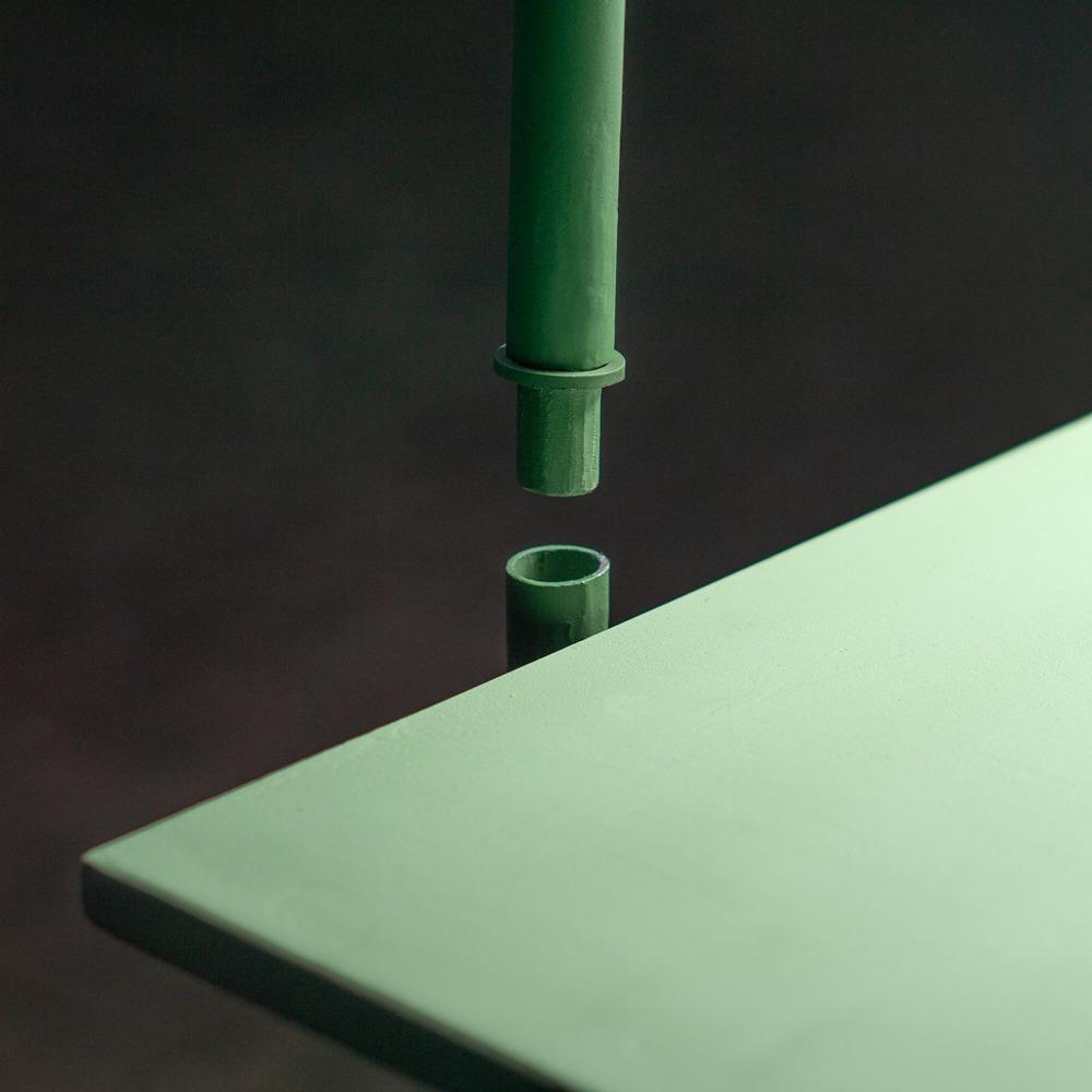 Shelves sliding together without tools